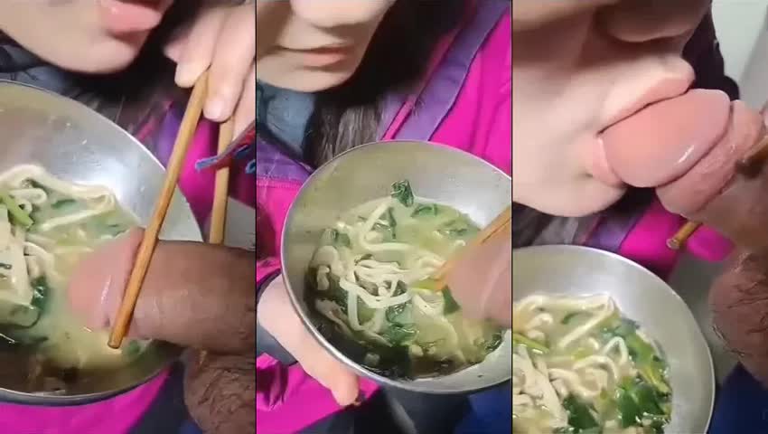 Độc lạ em ăn mì còn lấy chim anh chấm vào nước để mút – Sex Việt Nam