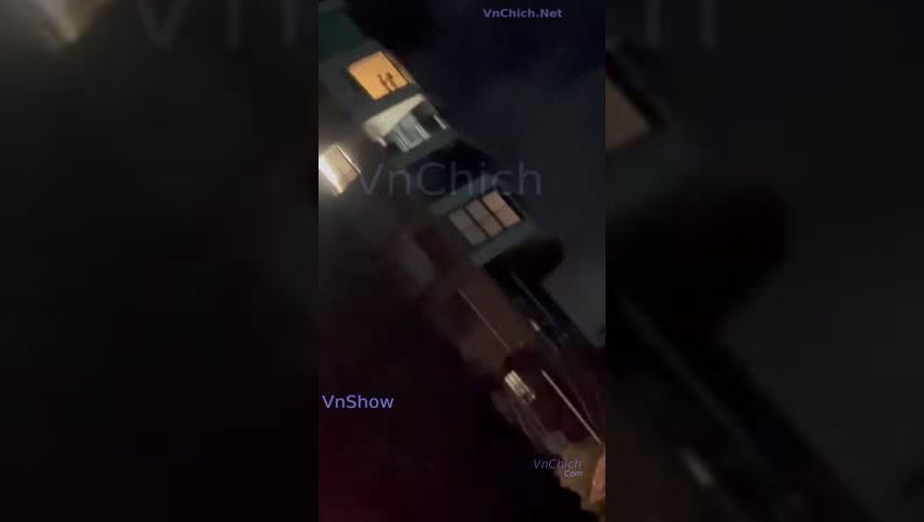 Gì vậy nhỉ ‘ Thằn Lằn Bám Kính ‘ à, chịch public mà có khán giả nó sướng gì đâu á