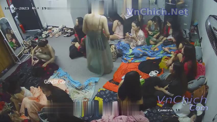 Bật Mí Sự Thật Bên Trong Phòng Thay Đồ Của Các Em Đào Trong Quán Karaoke